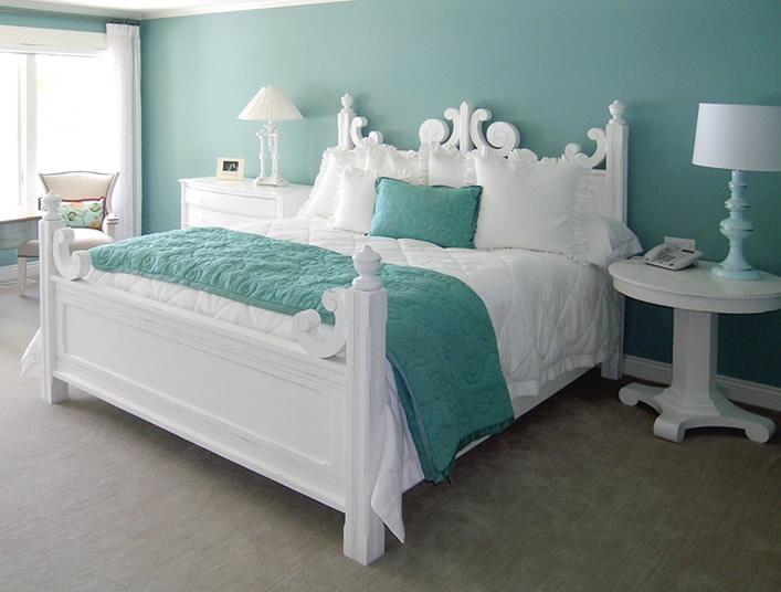 Бирюзовая спальня с белым в интерьере