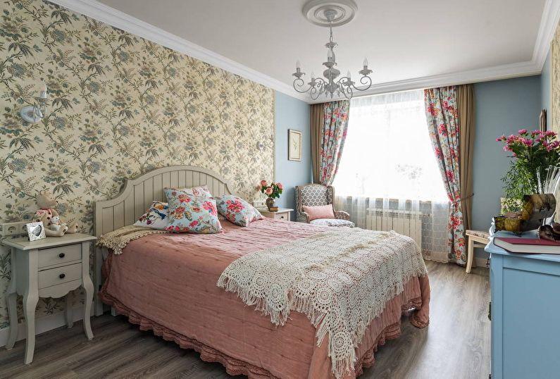 Бирюзовая спальня с розовым цветом в интерьере