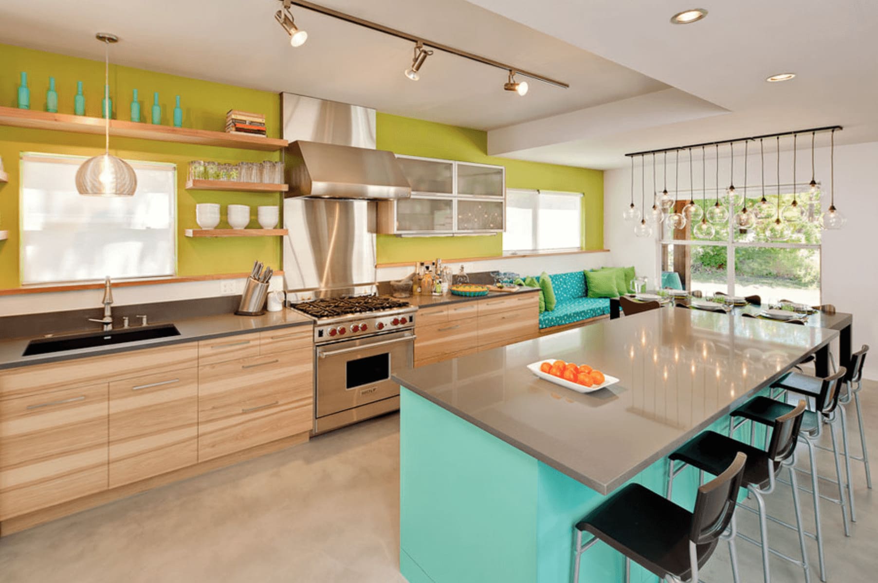 Двухцветная кухня в стиле модерн