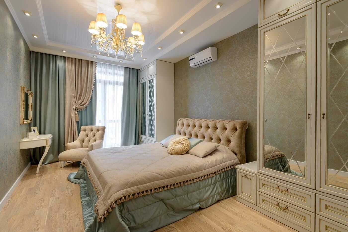 Интерьер спальни в стиле неоклассика с абажурами