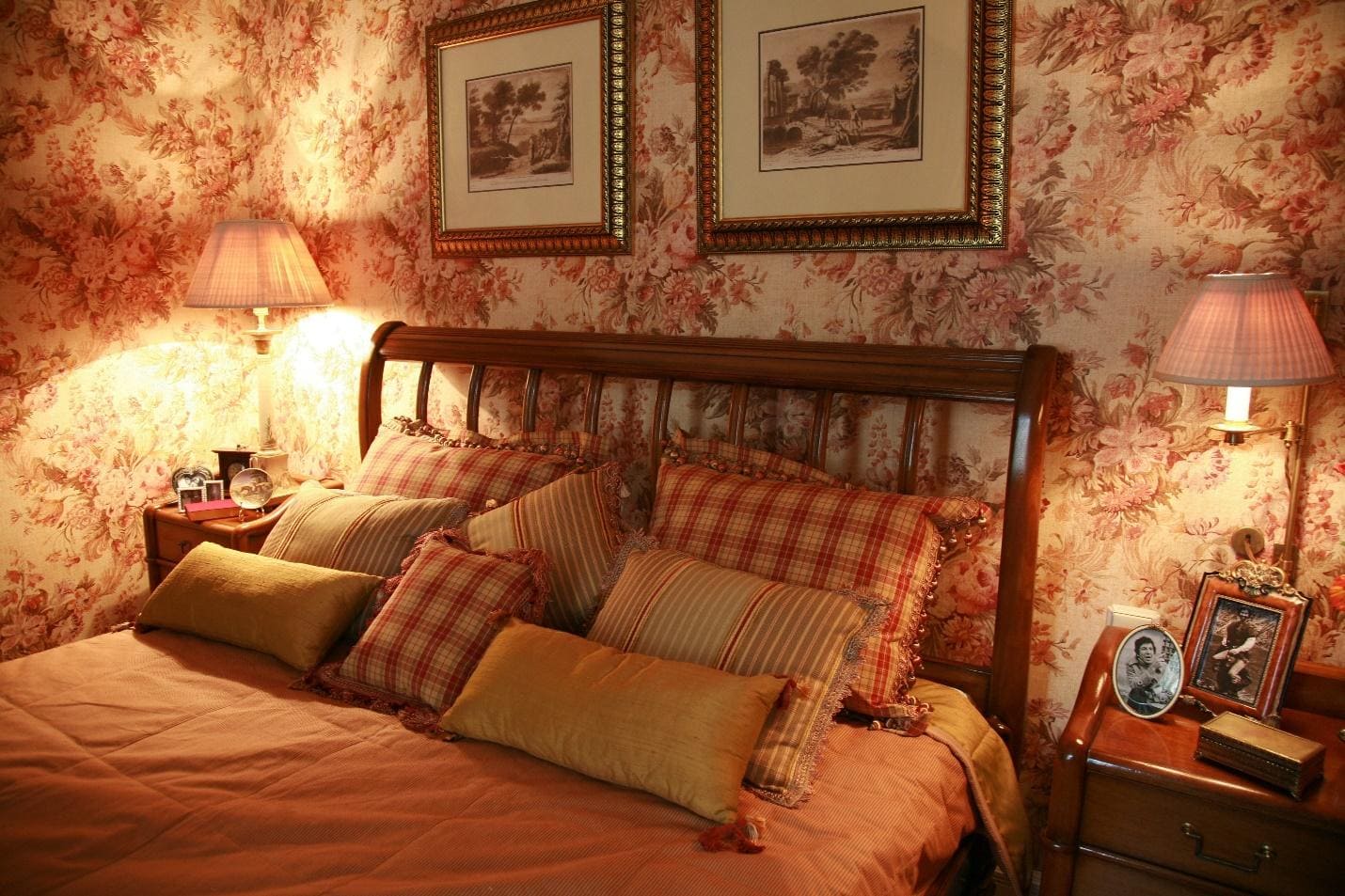 Кровать в спальне в английском стиле