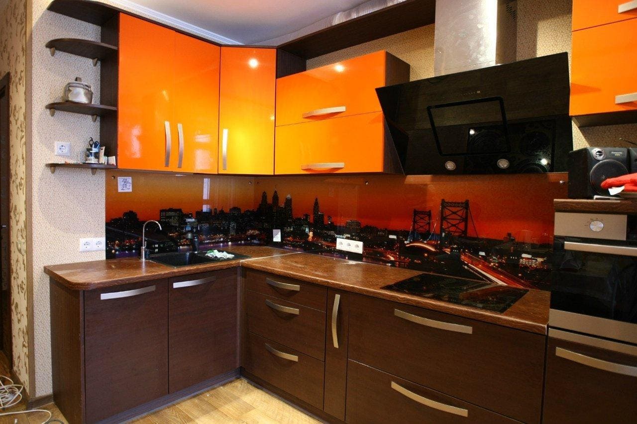Кухня в коричнево-оранжевых цветах