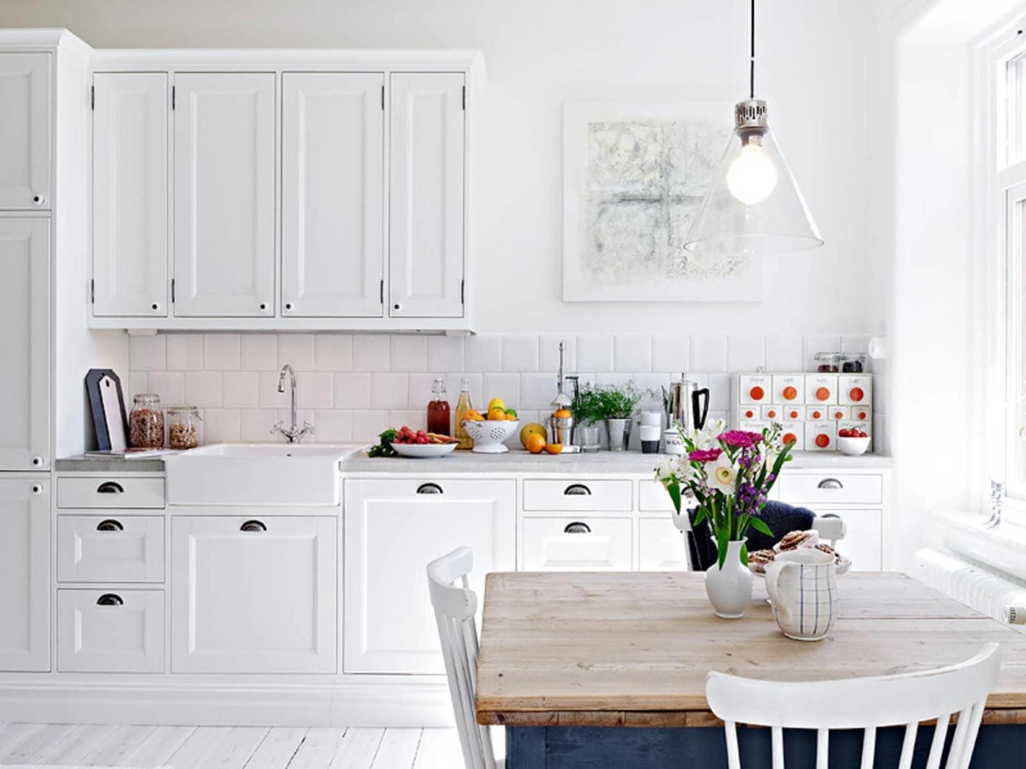 Кухня в скандинавском стиле с белым гарнитуром