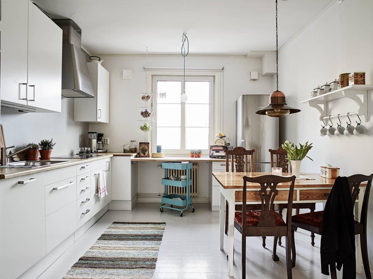 Кухня в скандинавском стиле с длинным ковриком