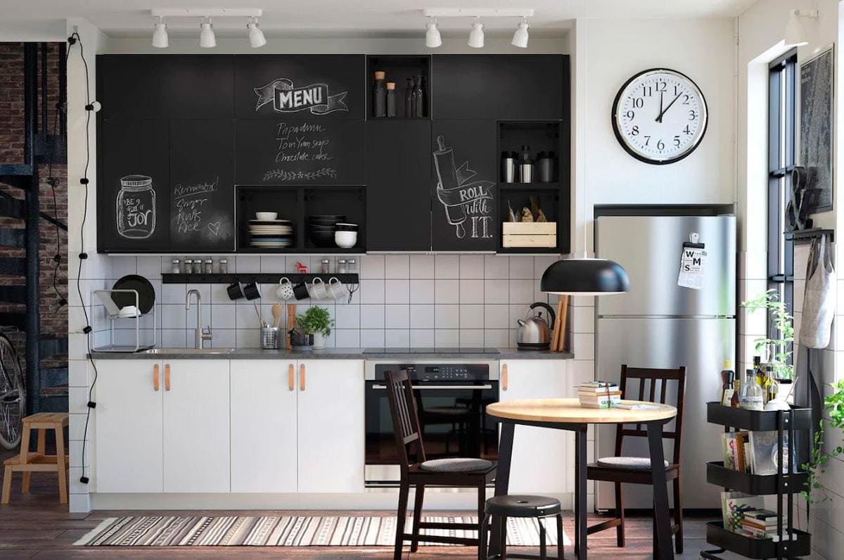 Кухня в скандинавском стиле с мебельной доской