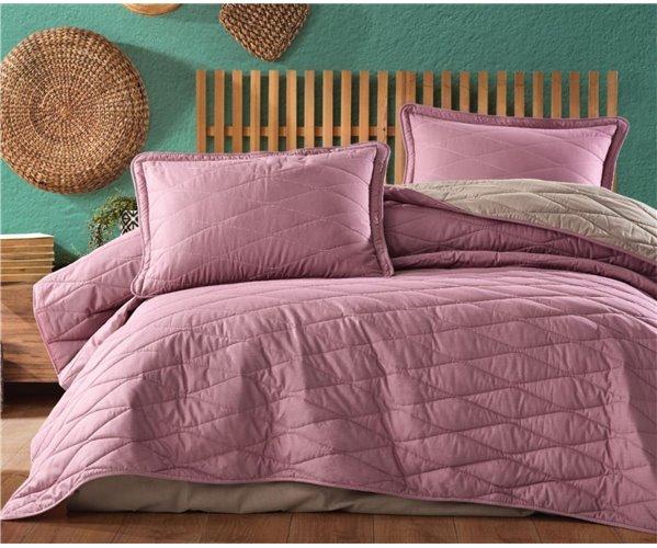 Розовый текстиль в бирюзовой спальне